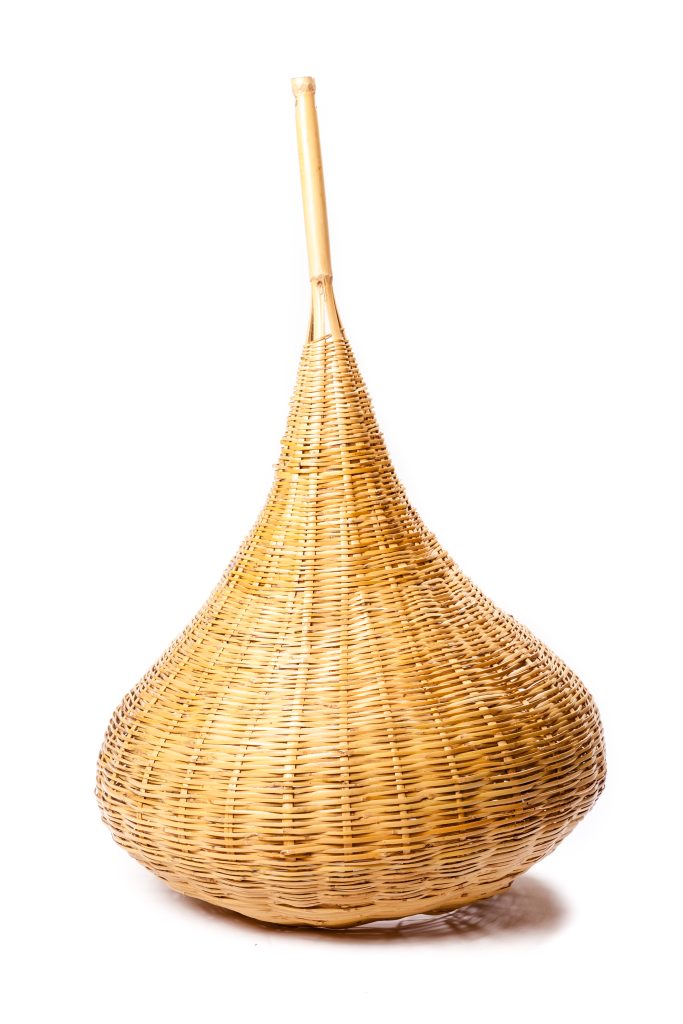 Candeeiro em forma de gota, feito em cana